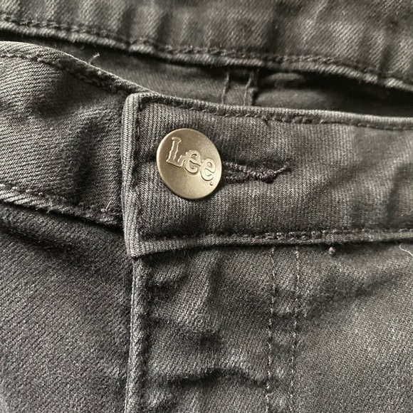 Preloved black lee jeans, to go with any outfit. Perfect condition, 33 waist. - Picture 3 of 7